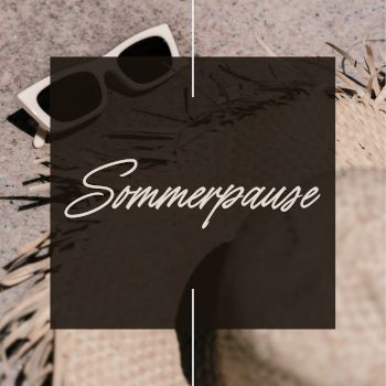 Sonnenbrille und Papier mit Aufschrift Sommerpause