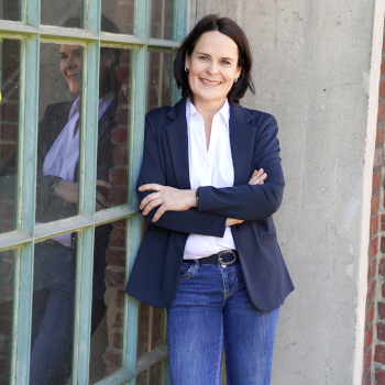 Katja Anne Dittmar - Portraitfoto vor Zechengebäude