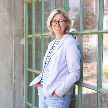 Maja Lange - Portraitfoto vor Zechengebäude
